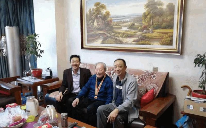 慰問公司榮獲中共中央、國務(wù)院、中央軍委頒發(fā)的“慶祝中華人民共和國成立70周年”紀(jì)念章的老黨員、離休干部胡成金同志_副本_副本